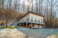 Inviting Lounge with BBQ and Roku TV - Charming Downtown Escape Hotels in Knox County