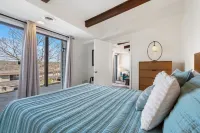 Two Decks and Seasonal Outdoor Pool - Charming Lakeside Retreat Hotels in Kimberling City