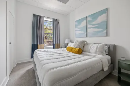 Charming Loft with Artistic Flair and Spacious Living - Delightful Getaway Отели в г. Сейнт Джозеф