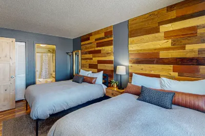 Beautiful mountain retreat near the parks with fast WiFi, balcony, & fireplace
