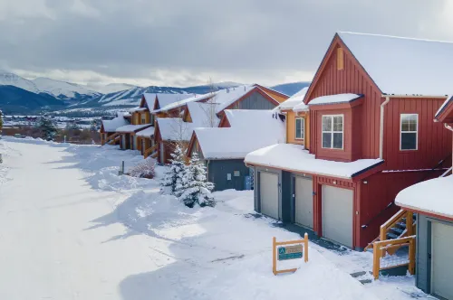 Cozy Mountain Retreat with Scenic Views - Inviting Escape فنادق في Fraser