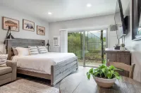 Modern Kitchen and Year-Round Hot Tub - Spacious Charming Retreat