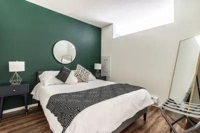 Modern Ambiance and Convenient Access to Amenities - Chic Urban Escape
