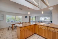 Spacious Layout and Shared Heated Pool - Gorgeous Beachside Haven Hotels in Anna Maria