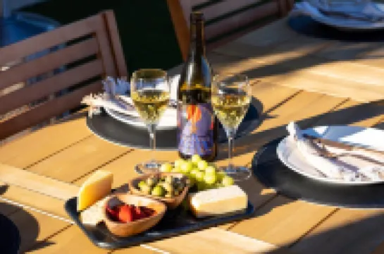 Lakeside Access and Heated Spa - Spacious Tranquil Retreat