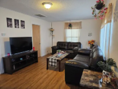 Inviting home, with large yard and free parking