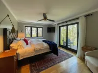 5 STAR, newly renovated, long range mountain view, central to Highlands/Cashiers