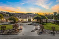 Backyard Oasis with Pool and Spa - Luxurious Wine Country Retreat