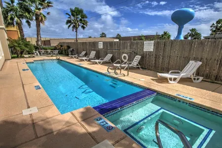 Ground Floor Bayside Beauty Walk to the Beach Отели рядом с достопримечательностью «Sea Turtle, Inc.»