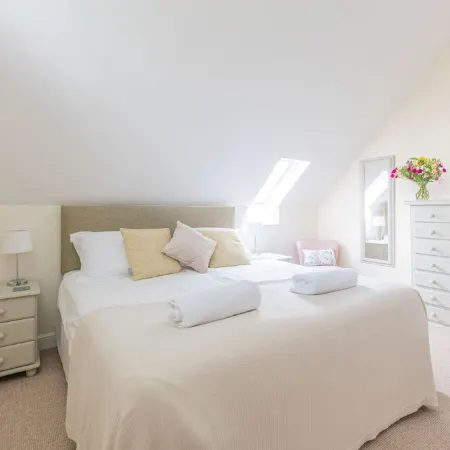 Beautiful, Romantic  Cottage in Rural Setting with Country Club Membership.