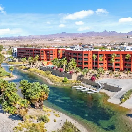 3 BDR Riverfront Resort w/pool, spa, dock & launch!