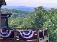 Private, 5 Star Mtn. Home. Amazing LR Views, Hot Tub, 2 Decks, & Game Room!