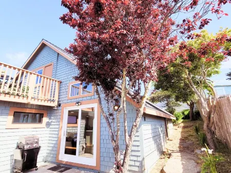 Sonoma Coast Retreat - Charming 2-bedroom house in tranquil Bodega Bay with WiFi