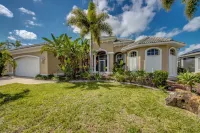 Ample waterfront Villa with 2 suites,heated pool,kayaks pool table,fishing poles