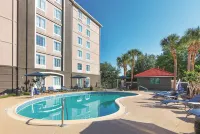 La Quinta Inn & Suites by Wyndham Orlando UCF Hotel di Chuluota