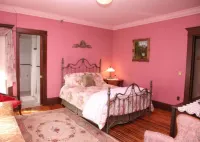 The Decker House Bed & Breakfast Hotel dekat North Iowa Area Community College