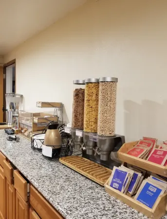 Cedars Inn Отели в г. Рок Айленд