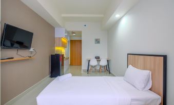 Minimalist Studio Room at Evenciio Margonda Apartment