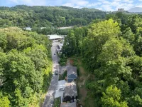 Pop Art on Hedgewood  4BR  Game Room  Hot Tub  Screened Porch  3 Min to Downtown Hotels in Red Bank