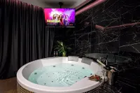 Glass House Hot Tub Apartments - romantique