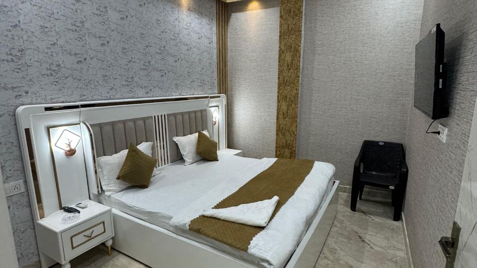 Hotel R Crown Banquet And Rooms