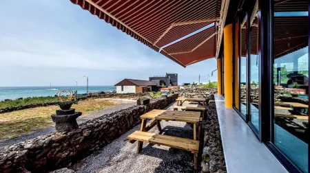 Jeju Woljeongri Pungcha Pension Отели рядом с достопримечательностью «Dangcheomuldonggul Cave»
