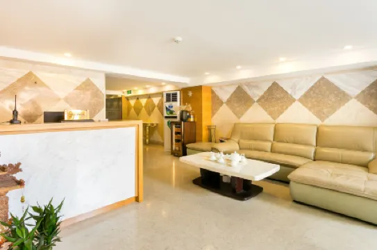 The Blue Airport Hotel Отели рядом с достопримечательностью «The Adora Luxury»