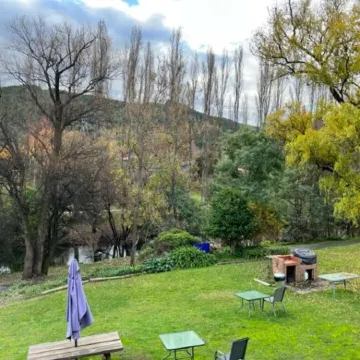 Riverbank Park Motel