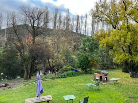 Riverbank Park Motel Отели рядом с достопримечательностью «Bright Riverside Adventure Playground»