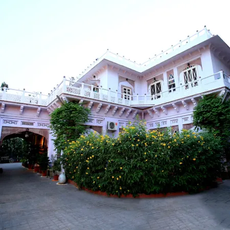 The Kothi Heritage Отели рядом с достопримечательностью «Башня с часами Ghanta Ghar»