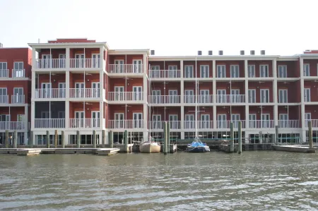 Water Street Hotel & Marina, Ascend Hotel Collection Отели рядом с достопримечательностью «Парк Сифуд Ландинг»