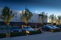 Ilonn Hotel - parking