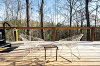 Modern A Frame, Prime Location, 6-Acres, Fire Pit, Hot Tub, King Bed, Pets Ok