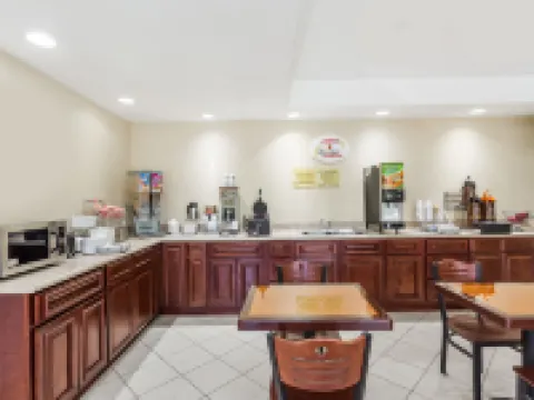 Super 8 by Wyndham Statesboro Hotels in Statesboro