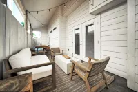 Pool, Playground, Patio Living, Family-Friendly Clamshell Cottage by Avantstay University of Texas, Marine Science Institute附近的飯店