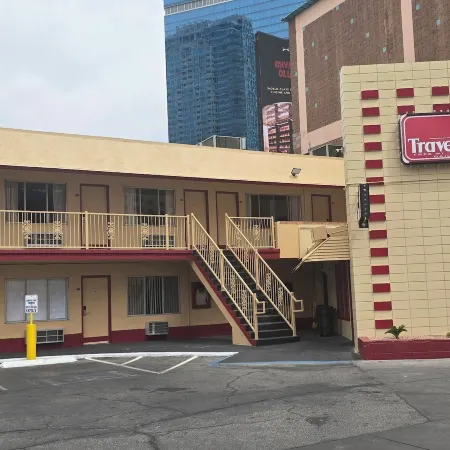 Travelsuites Inn Отели рядом с достопримечательностью «Променад Линк»