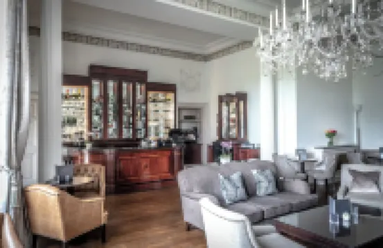 Buxted Park Country House - parking