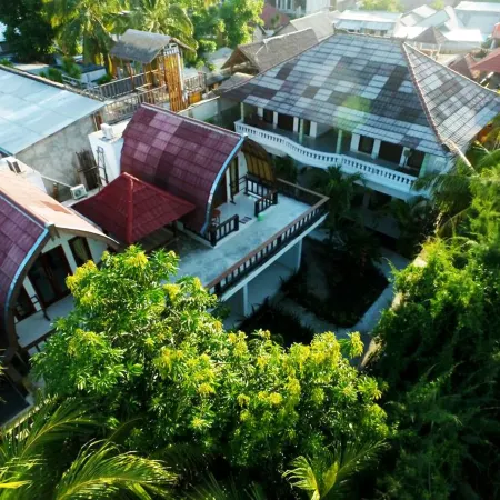 Warna Beach Hotel Отели рядом с достопримечательностью «Гили Траванган»