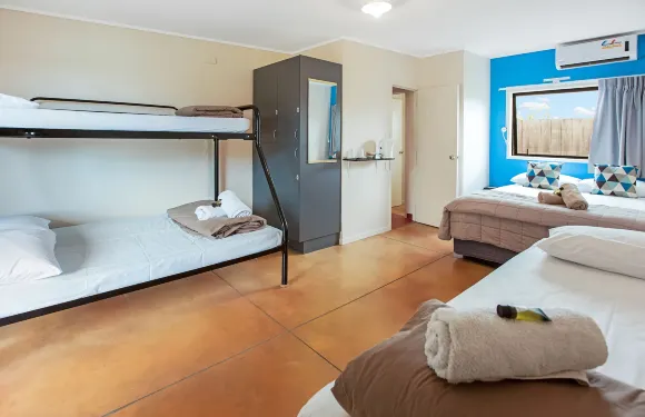 海浪背包客旅館