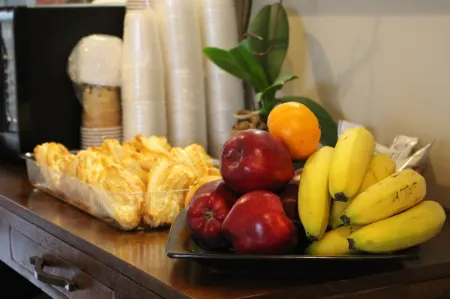 Queens Hotel Отели в г. Делта