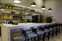 BH Raja Hotel - Bares