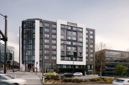 Staybridge Suites Seattle Downtown - Lake Union Отели рядом с достопримечательностью «Кафедральный собор Сейнт Марк Эпископал»