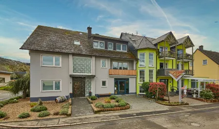 Moselhotel Weinhaus Simon Отели в г. Озан-Монцель