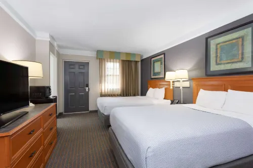 La Quinta Inn by Wyndham Pensacola - Parking