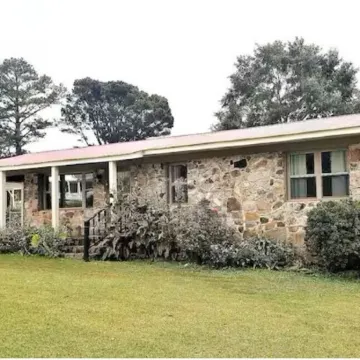 Harris House - Blocks away from quaint downtown Oneonta, Shopping and Food Отели в г. Онеонта