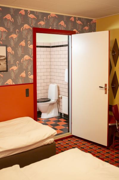 クラシック ダブルまたはツインルーム ダブルベッド 1 台またはシングルベッド 2 台 専用バスルーム ウィットラプ モーテルの写真