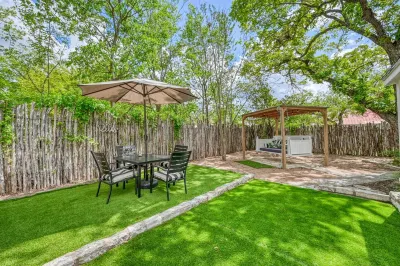 Charming Cottage Near Main with Patio&FirePit!! Hotels near The Texas Silver Rush