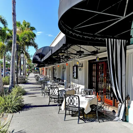Longboat Key Cedars Beach House-Pet Friendly-2 Minute to the Beach