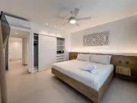 Incredibly Beautiful Condo Just Steps to the Beach Hotels in 