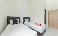 Urbanview Hotel La De Grizz Syariah Sampit by RedDoorz Hotel dekat Serba Harga Murah Sampit